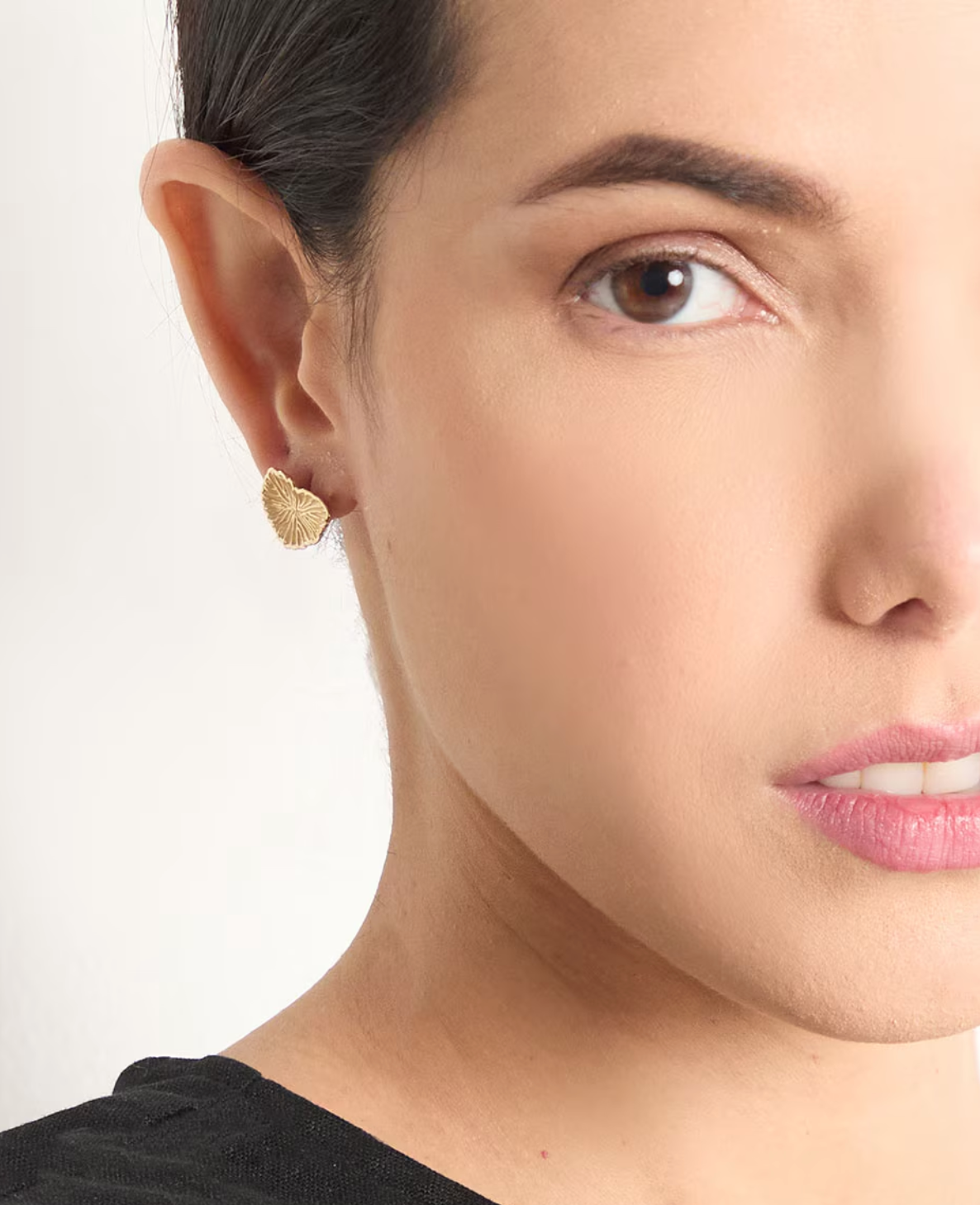 Aretes Broquel Coral Corazón Dorado